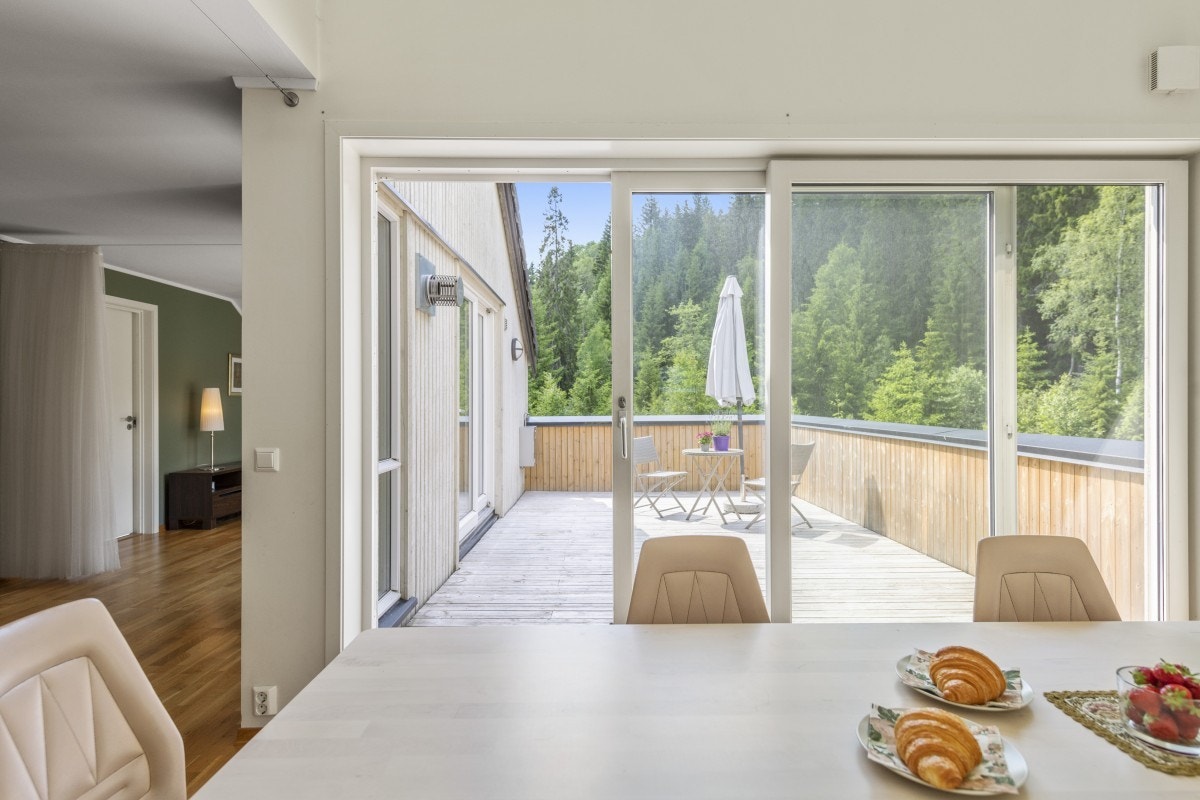 Utsikten ifra spiseplassen ut mot terrassen og skogen Galleribilde