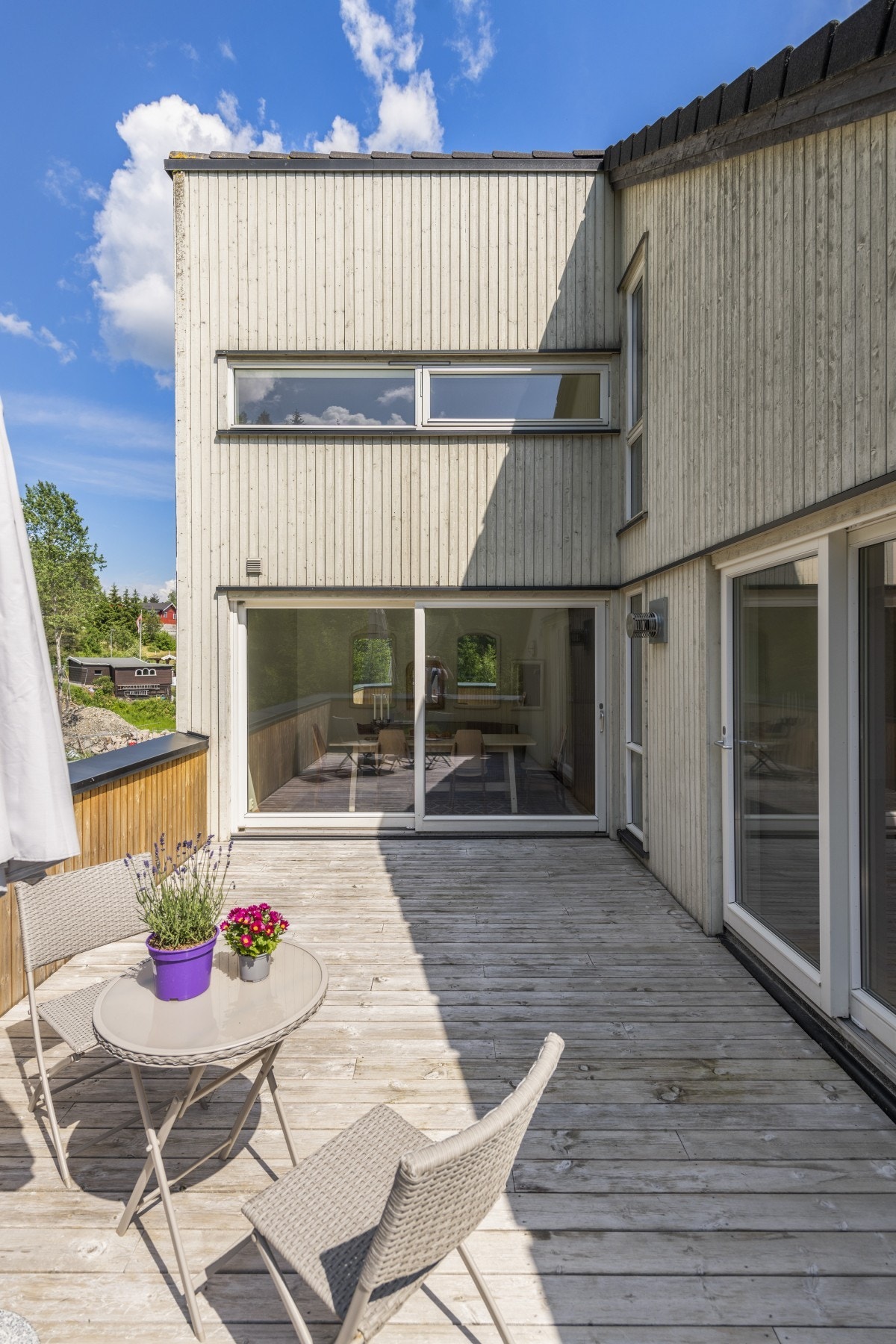 Funkis utformingen på huset gir en kul følelse på terrassen Galleribilde