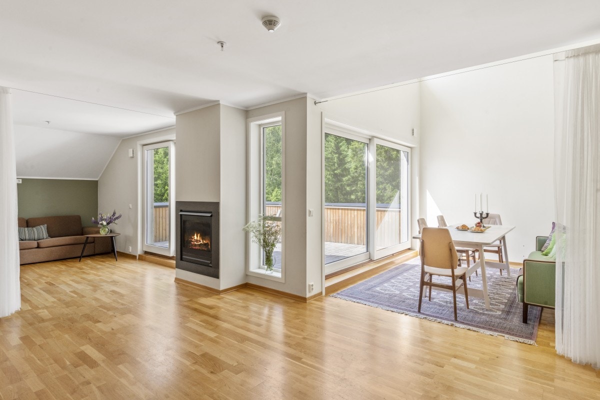 Spisestua er spektakulær og unik med sin takhøyden og utsikt mot terrasse og skogen Galleribilde