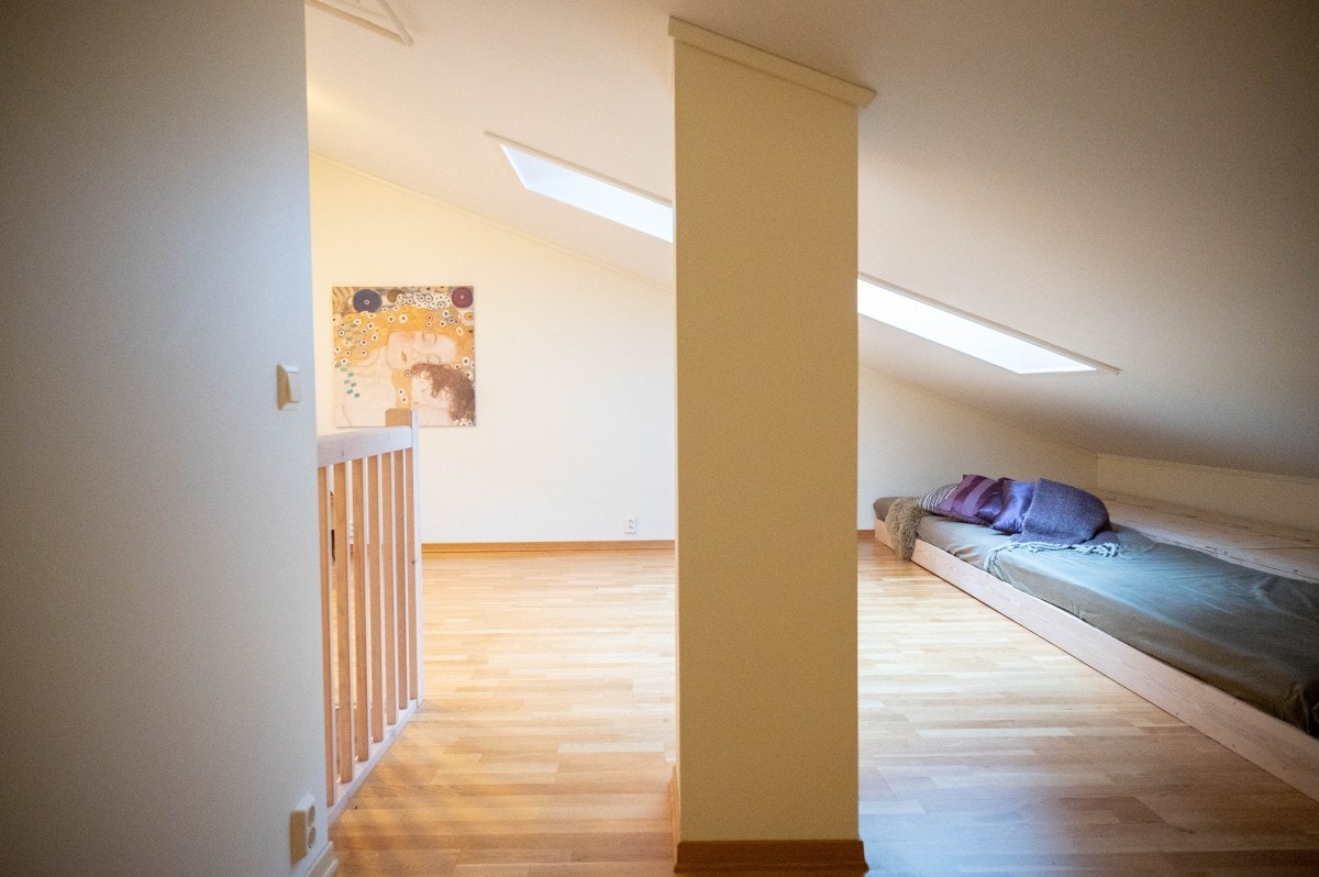 Loftsetasjen; her innredet med 6 meter lang dagseng med plass til 2-3 overnattingsplasser Galleribilde