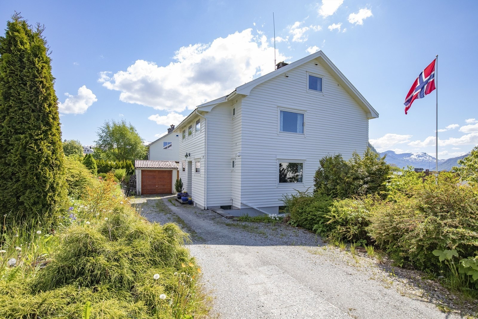 Gode parkeringstilhøve på grusa gardstun Galleribilde