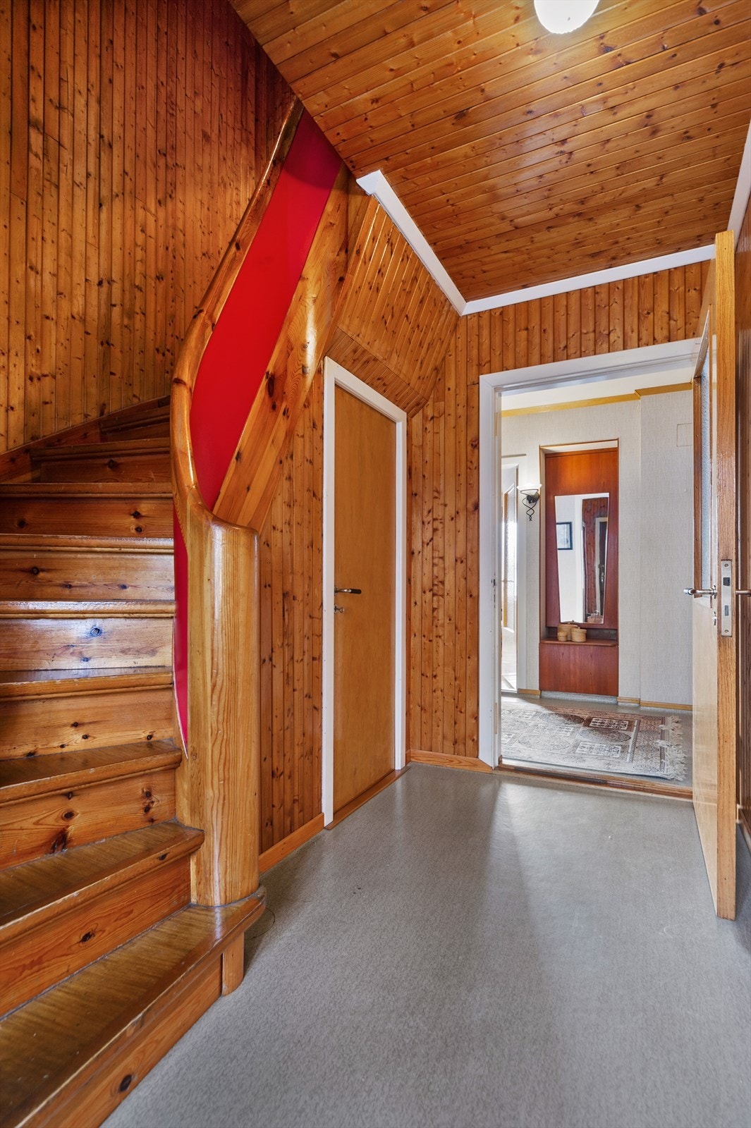 Bustaden går over to fulle etasjer i tillegg til loft og kjellar - her er rom for mange! Galleribilde