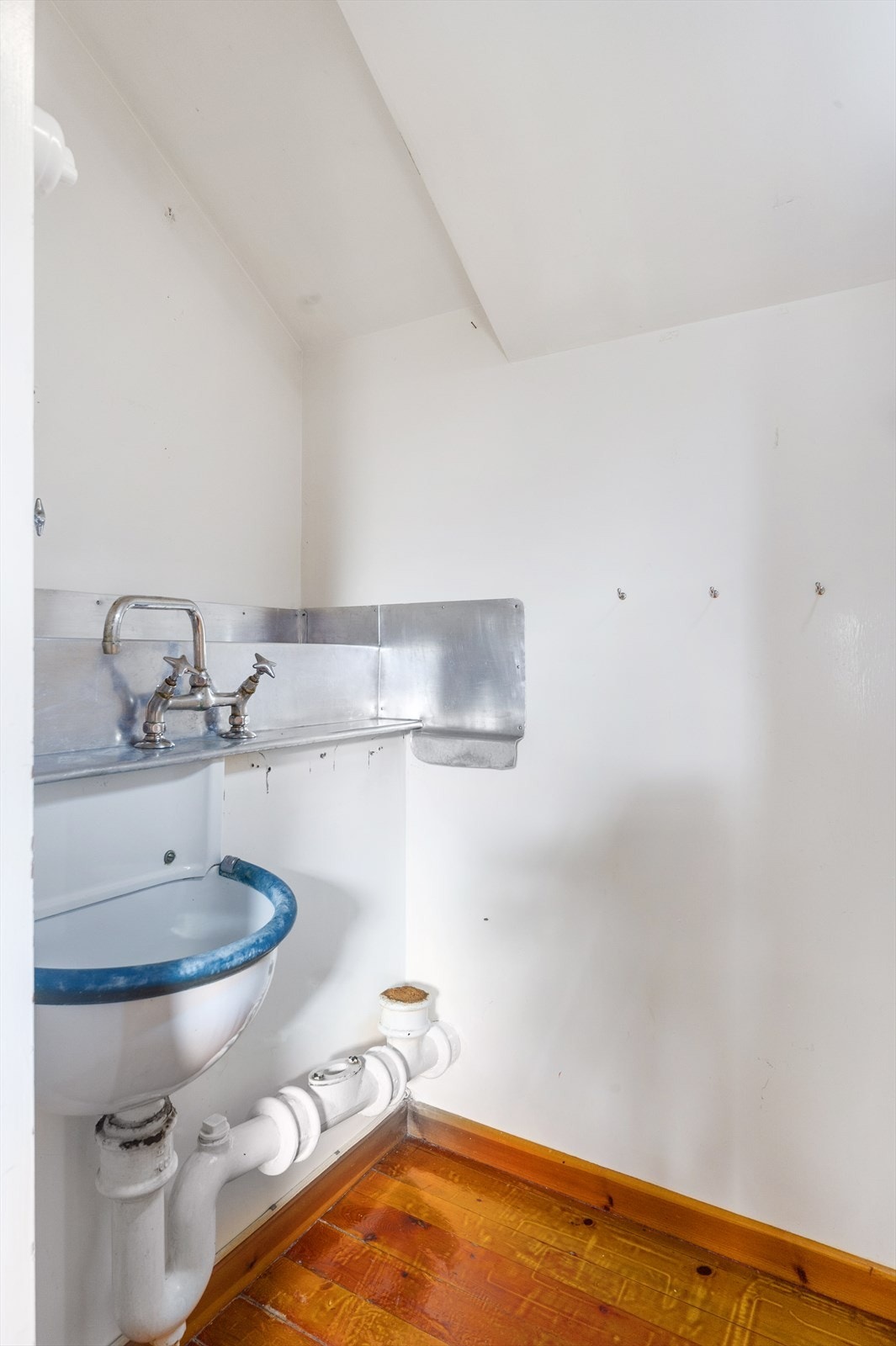 I tillegg til bad i begge etasjer er det "te-kjøkken" med utslagsvask på loftet og toalett samt vaskerom i underetasjen Galleribilde