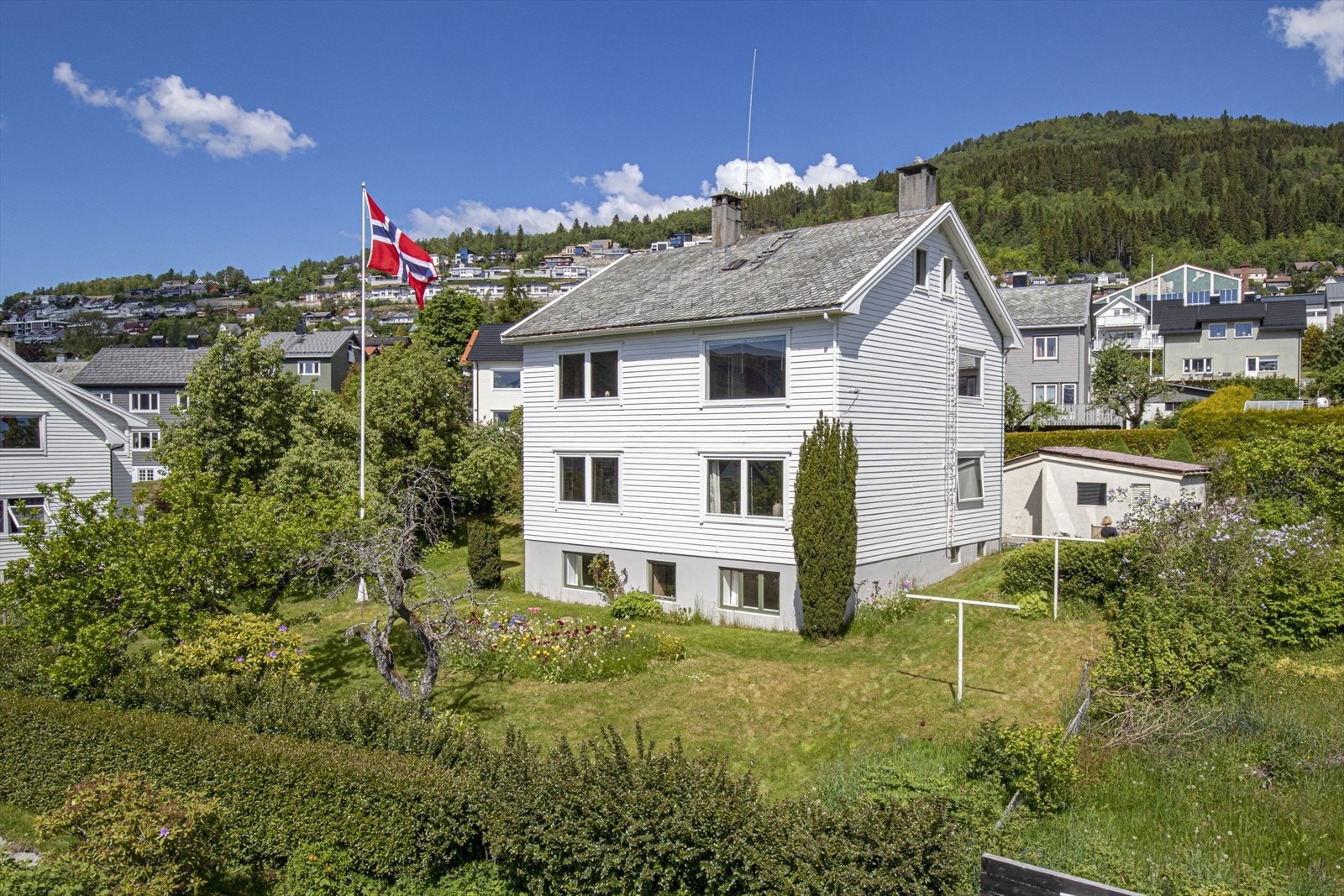 Bustaden ligg i sentrale omgjevnadar øvst i Storgata, med gangavstand til barnehagar, alt av skular, sentrum mm. Galleribilde