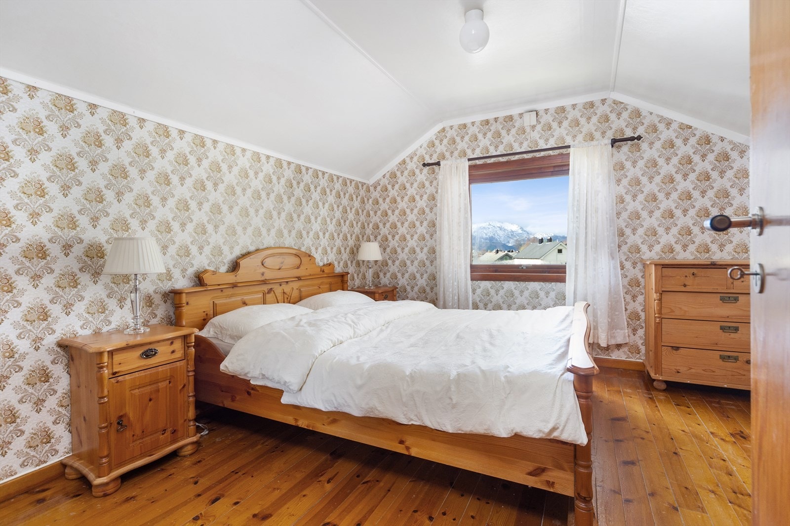 To av soveromma ligg på loftet, eit i andre etasje, eit i hovudetasjen og to i underetasjen Galleribilde