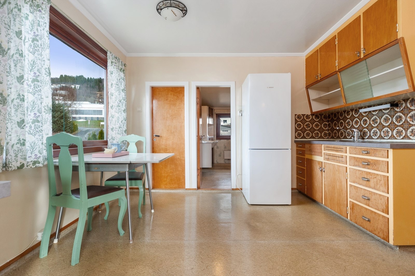 Andre etasje har lik planløysing til hovudetasjen - kjøkken, spisskammers, bad, spisestove, stove og soverom Galleribilde