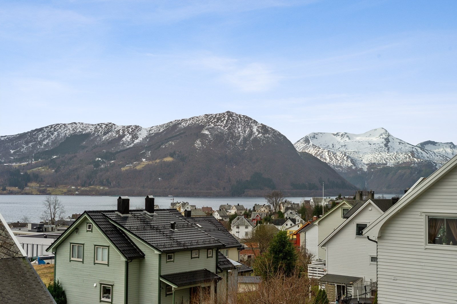 Bustaden ligg fint til i terrenget med flott utsikt mot fjorden - også frå underetasjen! Her frå andre etasje. Galleribilde