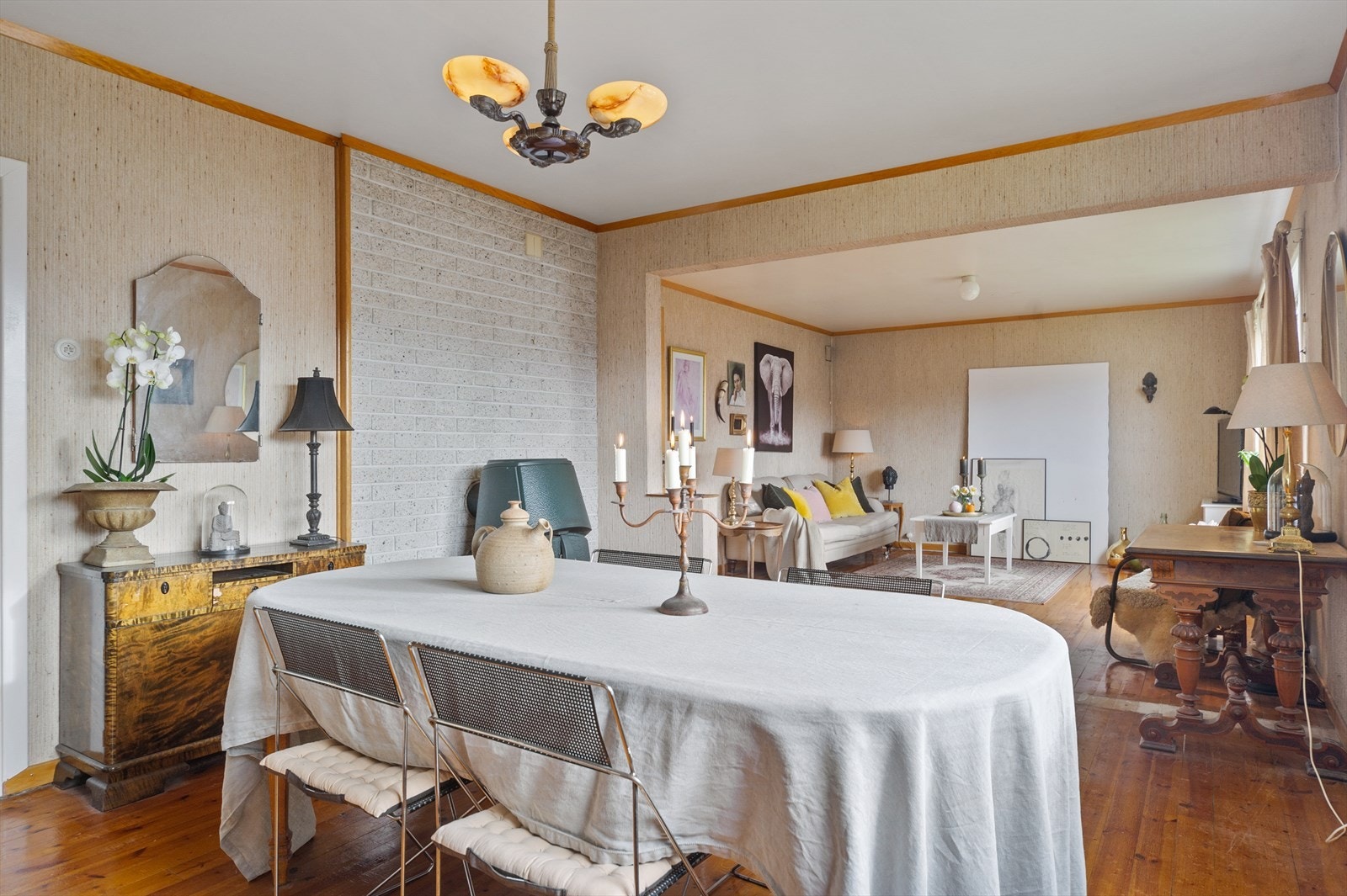 Spisestove og stove i åpen, sosial løysing i hovudetasjen Galleribilde