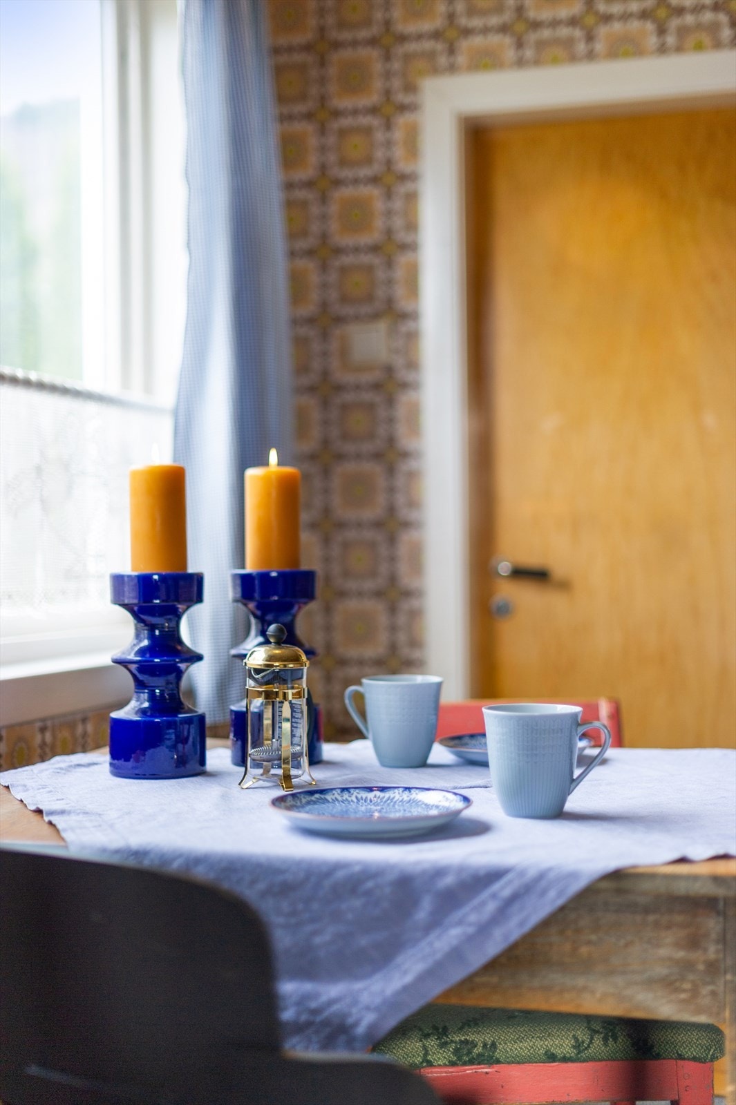 Kjøkkenbordet finn si naturlege plassering framfor vindauget Galleribilde