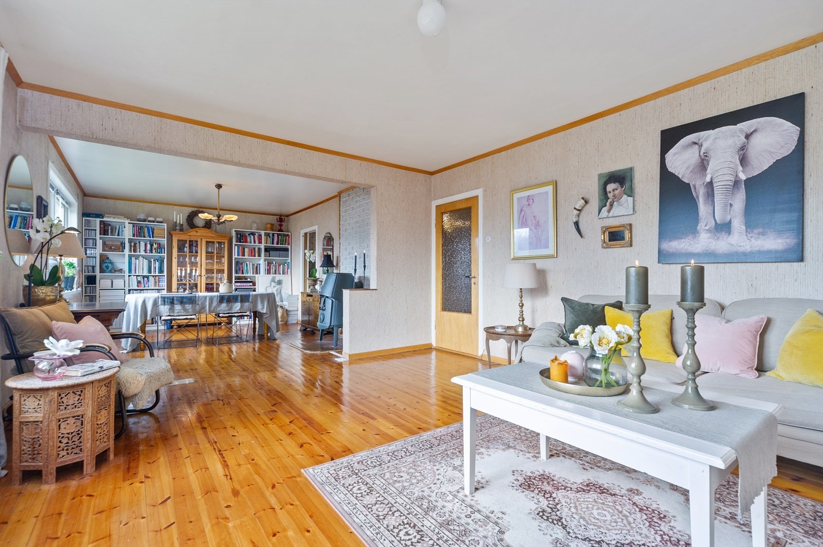 Klassiske detaljer går att i bustaden - blant anna lakkert furugolv Galleribilde