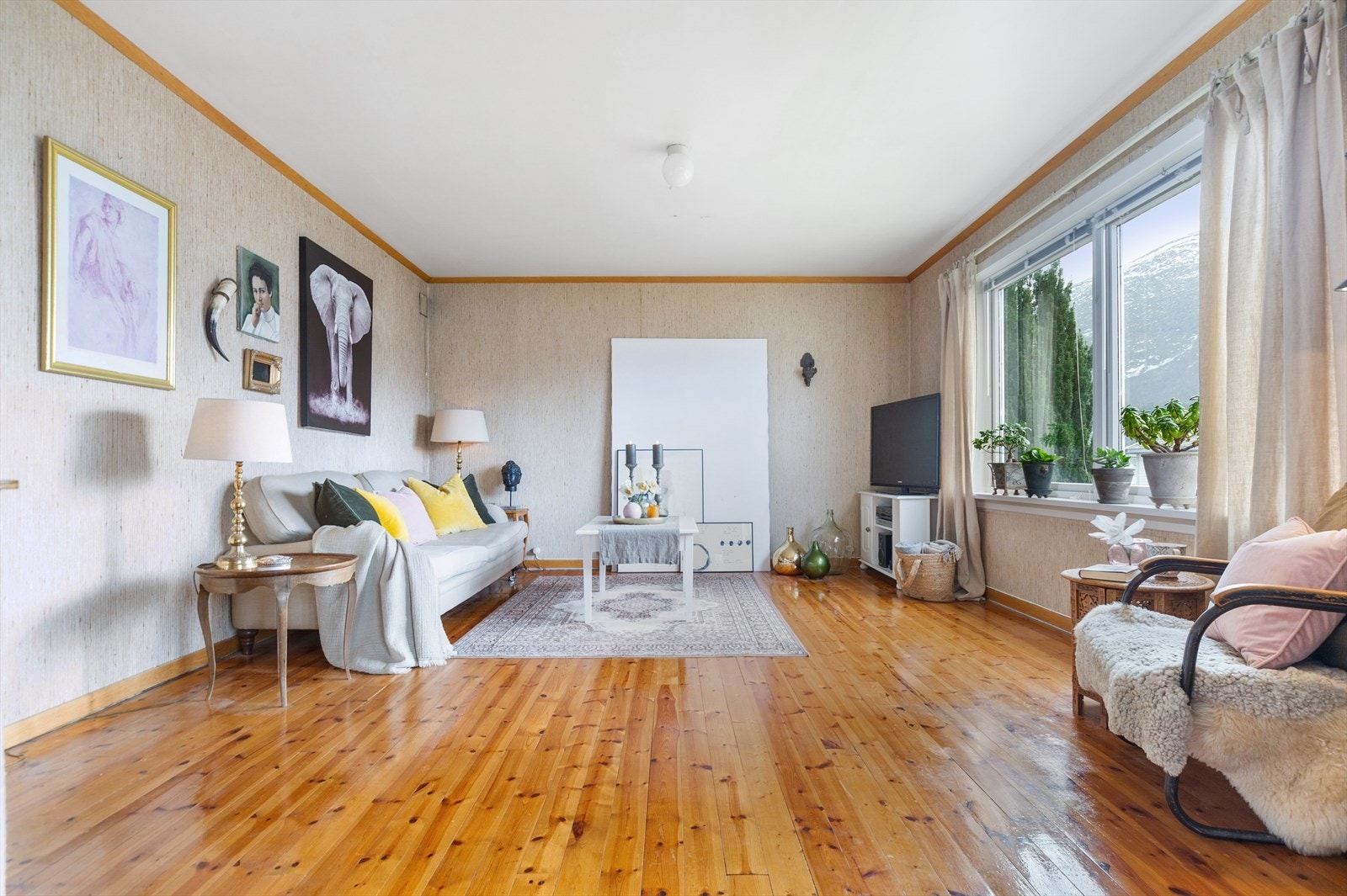 Stova er romsleg, med god plass til ein stor sofa og tv-krok Galleribilde