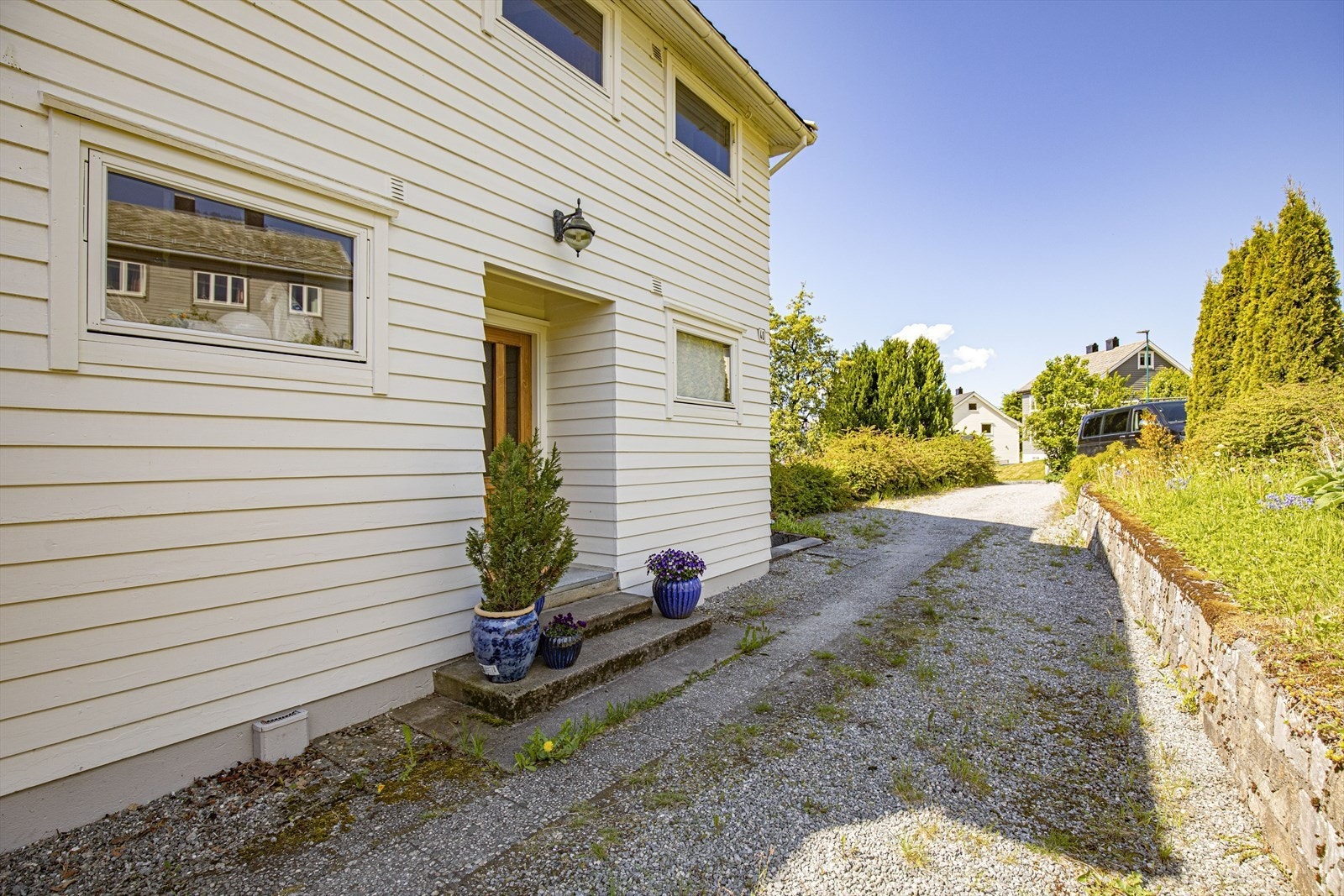 Enkel adkomst inn til bustaden frå parkeringsarealet Galleribilde