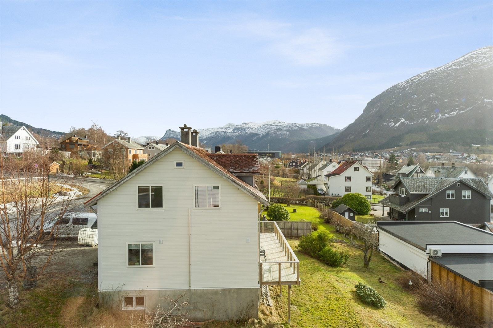 Utsikt mot både Hestehornet og Rotsethornet - her er det kort veg til fjellet og andre fine tur- og rekreasjonsområder Galleribilde