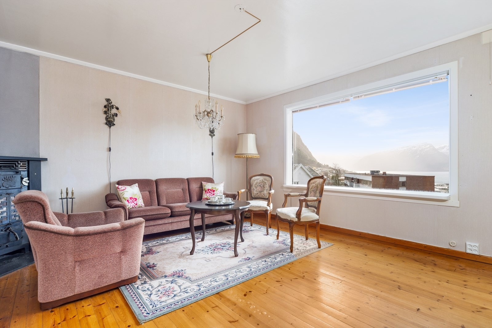 Stova er lys og triveleg, med fin utsikt mot Voldsfjorden og fjella ikring Galleribilde