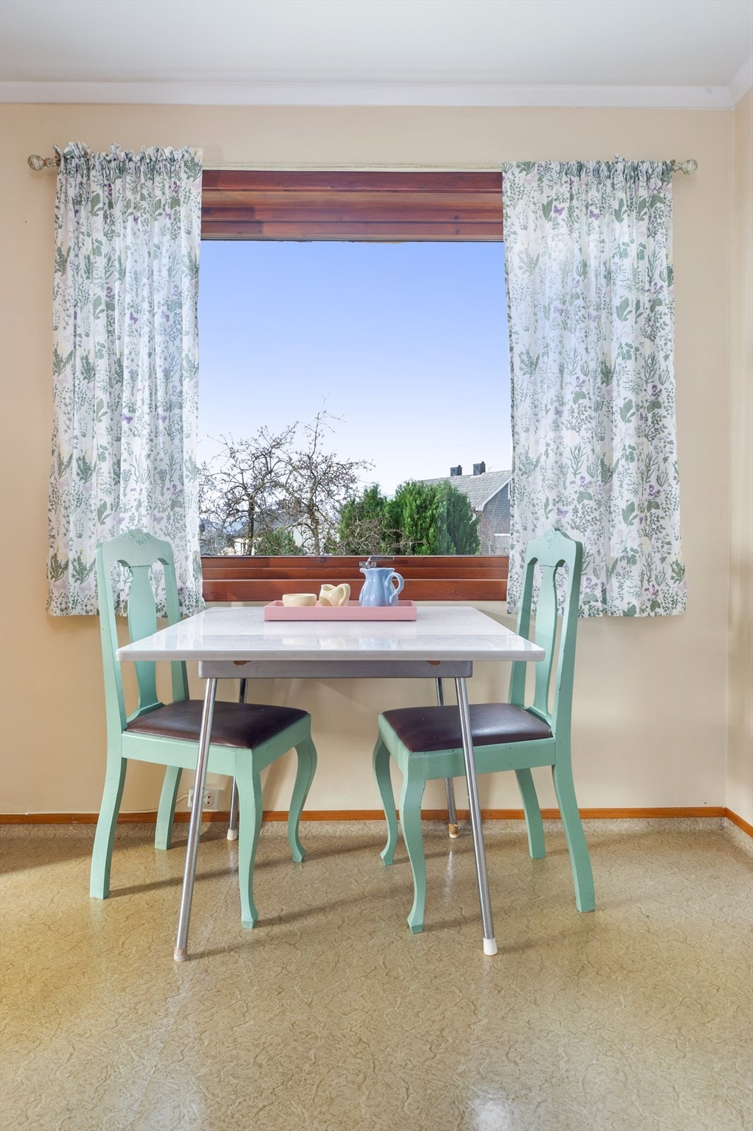 Romma er lyse og lette, med store vindauge som gir fin utsikt og godt med lys inn i bustaden Galleribilde