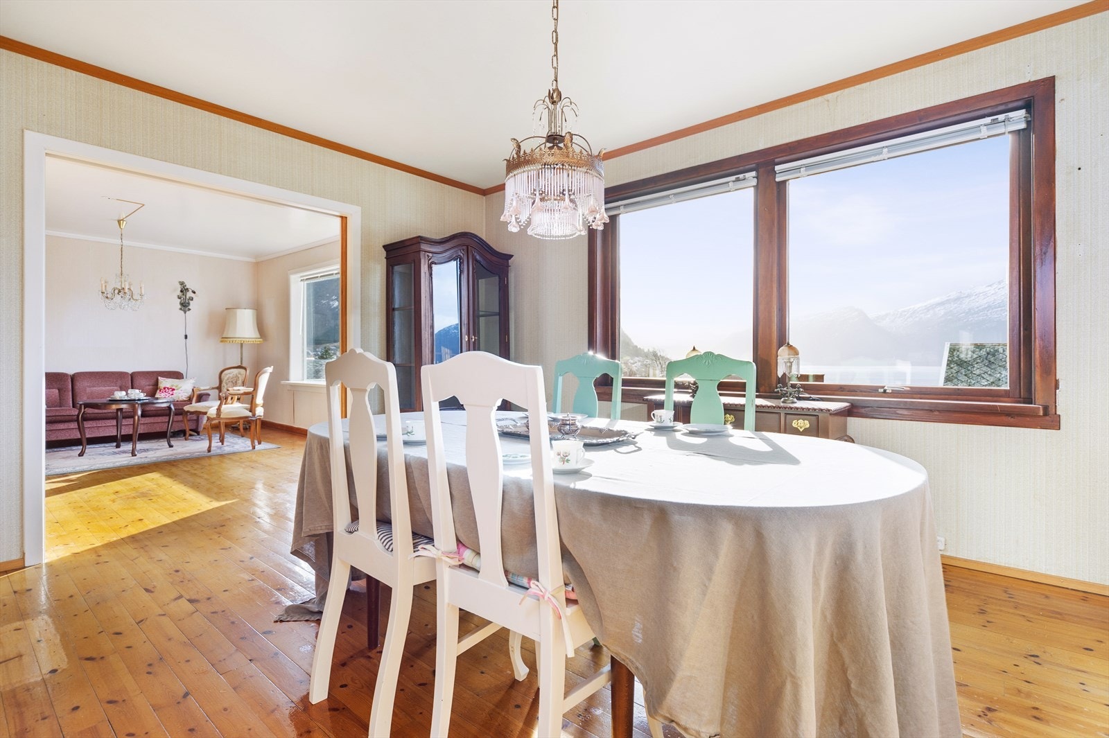 Stove/spisestove i andre etasje med lyse veggar, lakkert furupanel på golv og kvit, slett himling Galleribilde