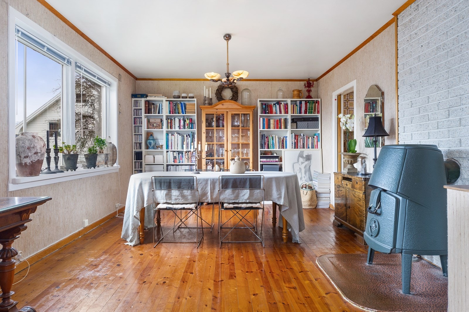 I tilknytning til kjøkkenet er det ei romsleg spisestove med vedomn og god plass til eit stort spisebord Galleribilde