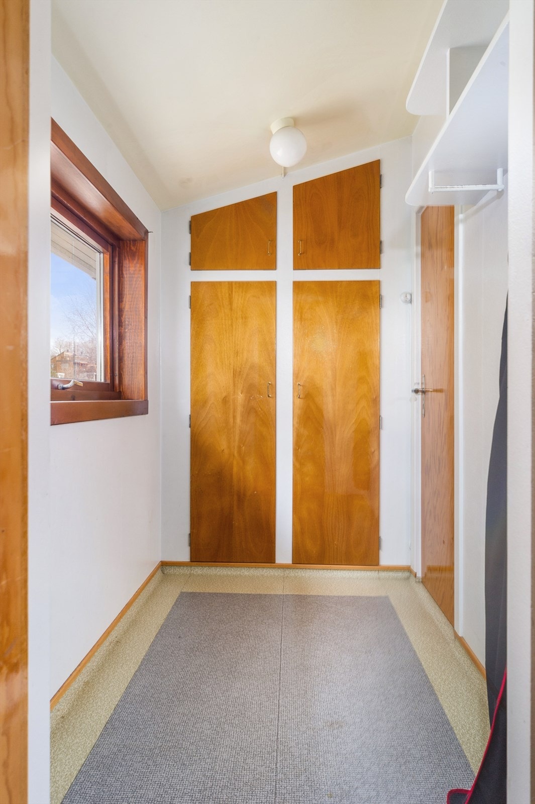 Flust av gode oppbevaringsmoblegheiter i bustaden i skap, raftekott og garderoberom Galleribilde