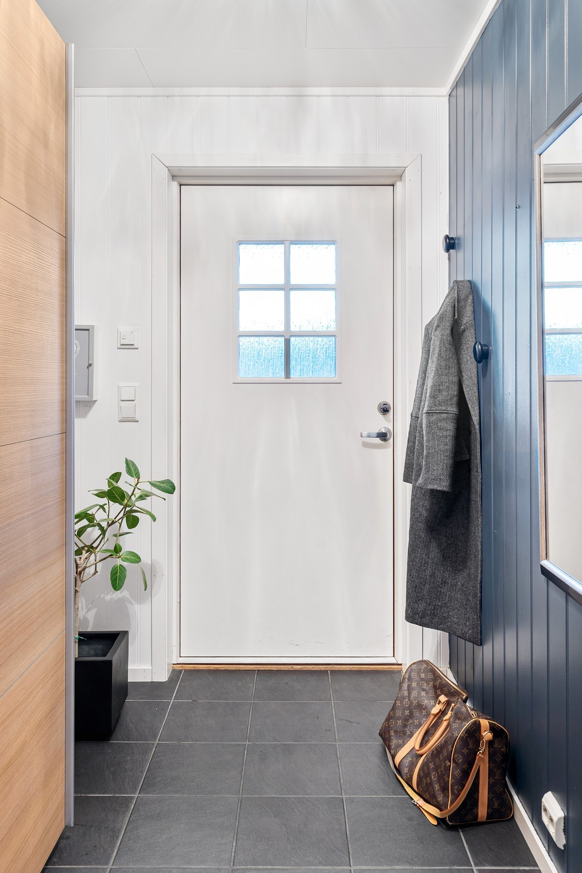 Velkommen inn - Entré med gulvvarme og skyvedørsgarderobe med god oppbevaringsplass for feks sko og yttertøy. I tillegg er det plass til skostativ og oppheng for klær.
