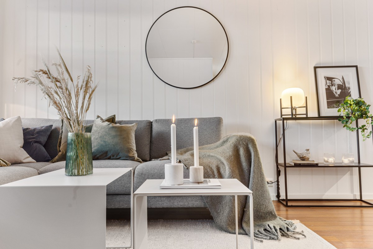 Romslig stue med plass til sofagruppe, spisebord og øvrig innredning.