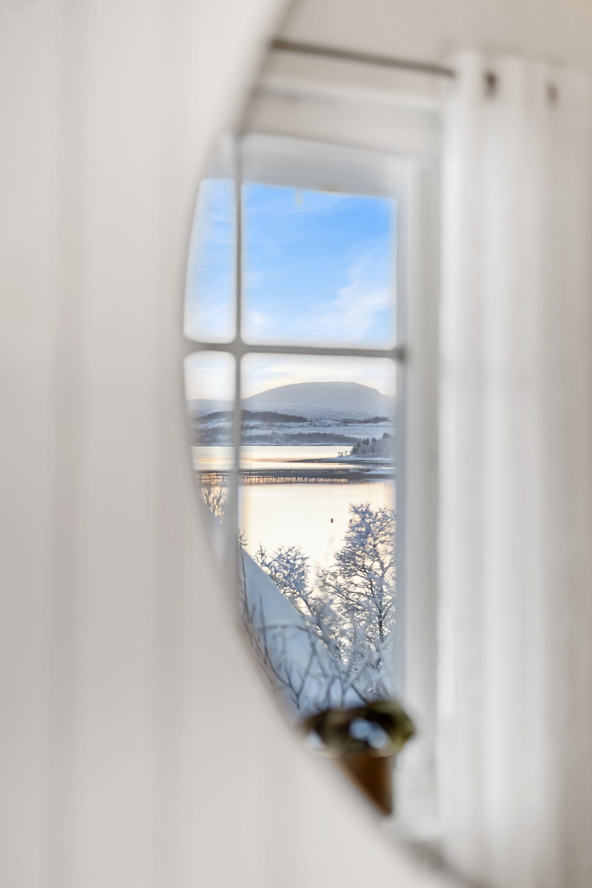 Leiligheten ligger i sokkeletasjen og har nydelig sol- og utsiktsforhold.