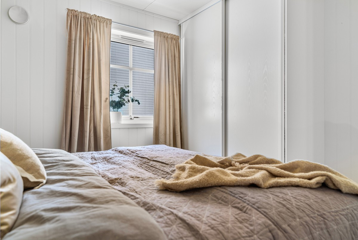 På soverommet er det satt inn skyvedørsgarderobe som bidrar til rikelig med lagringsplass.