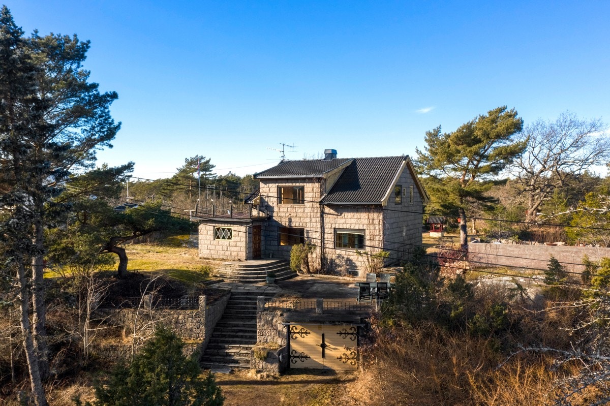 Midt i skogen, like ved sjøen: Særegent granitthus på solrik tomt Galleribilde