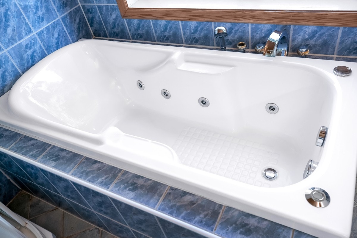 Bad er ustyrt med dusjkabinett, badekar, wc og innredning Galleribilde