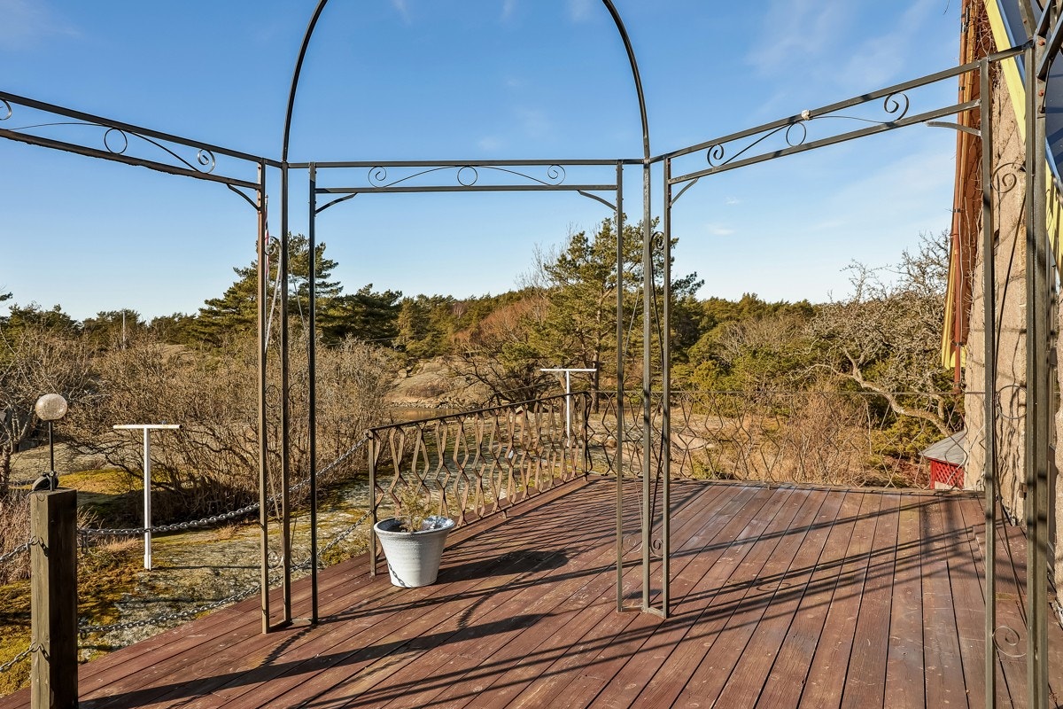 Fin veranda fra 2.etg med litt utsikt til sjøen Galleribilde