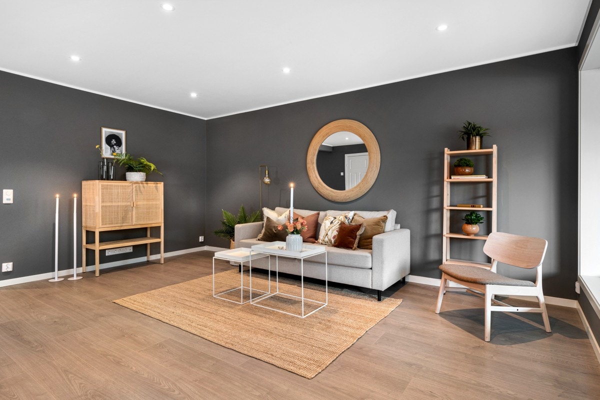 Dagslyset suppleres ypperlig av downlights i store deler av himlingen. Galleribilde