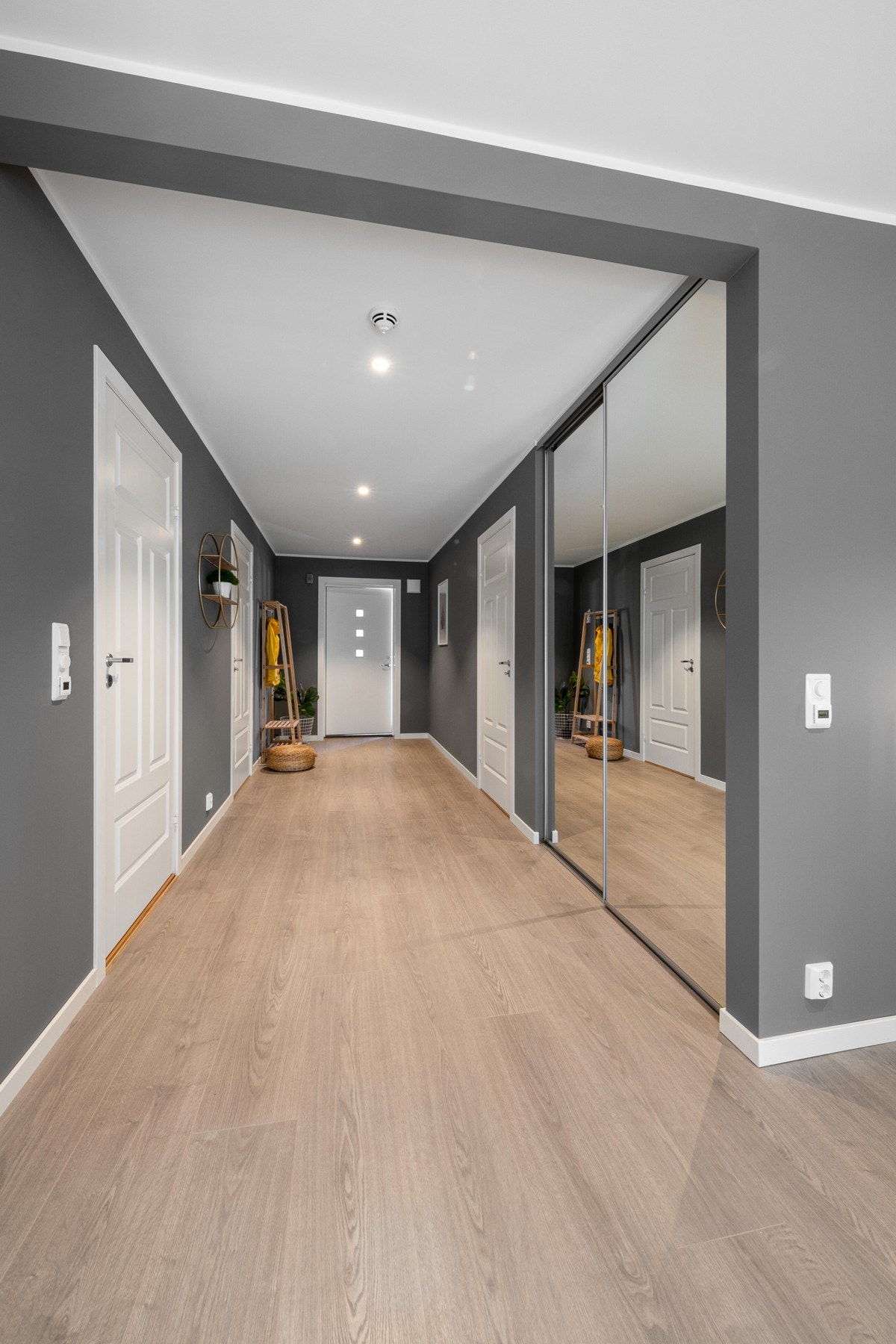 Veggflatene er malt i en mørk gråtone, og det er downlights i himlingen. Galleribilde