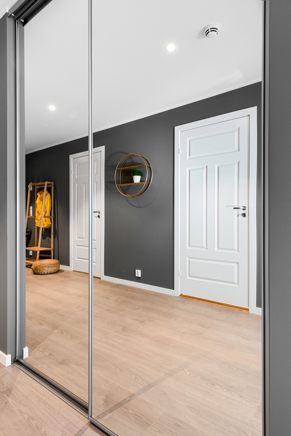 Entreen har en stor, plassbygget skyvedørsgarderobe med speilfronter. Galleribilde