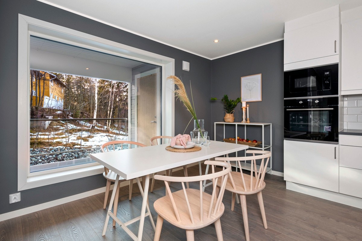 På kjøkkenet er det plass til et spisebord. Galleribilde