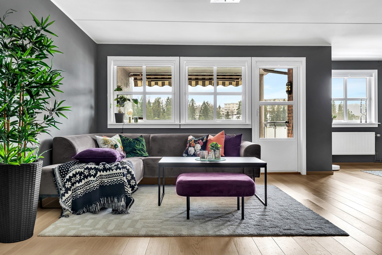 Utgang til en vestvendt veranda på ca. 13 kvm fra stuen. Galleribilde