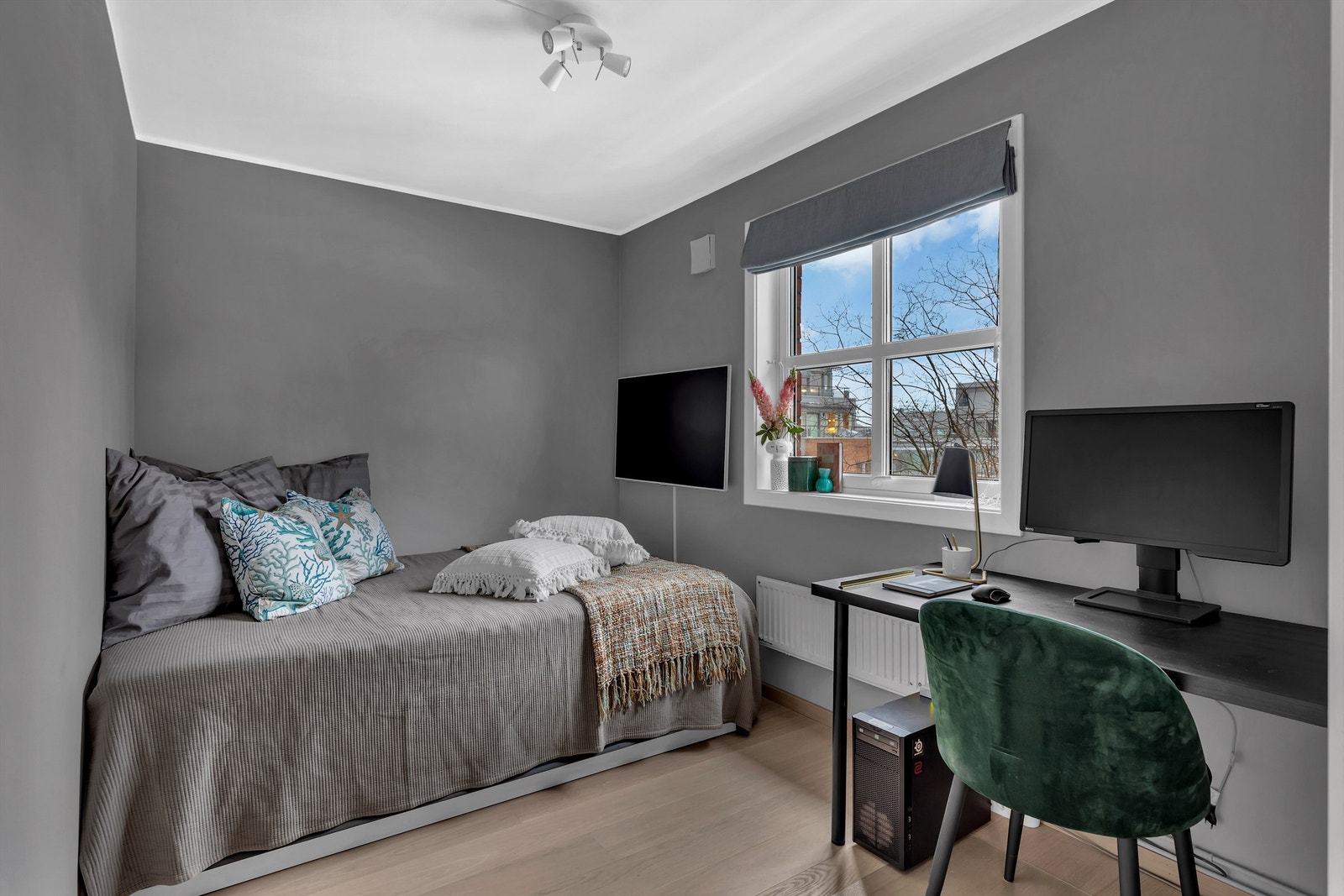 Soverom med lekre farger, og mye naturlig lys. Galleribilde