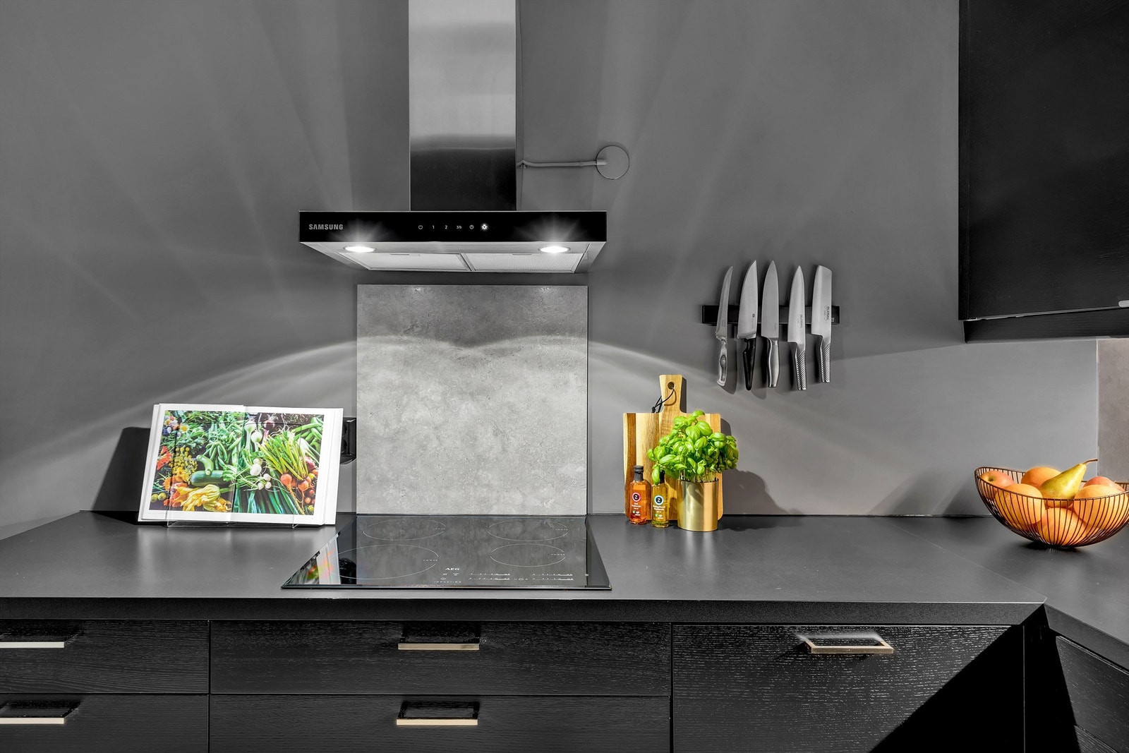 Innfelt i innredningen er oppvaskmaskin, stekeovn, platetopp og kjøleskap. Galleribilde