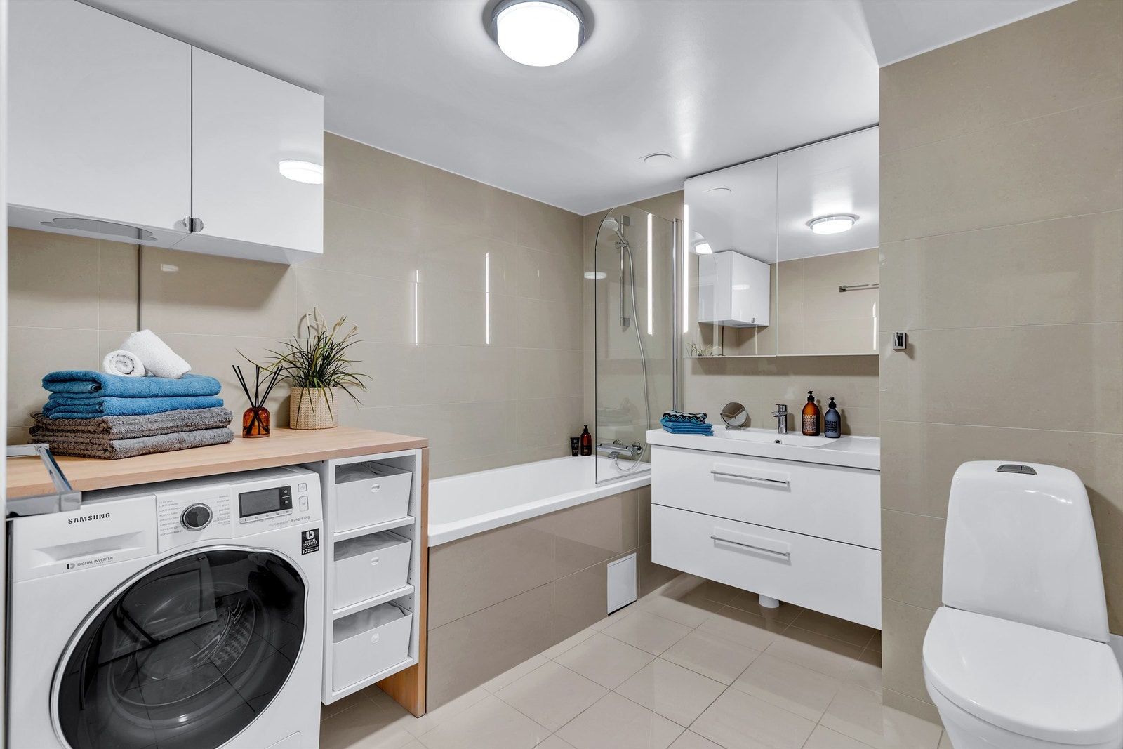 Lyst og pent bad, overflate oppusset i 2018, med flislagt gulv og vegger og med vannbåren varme i gulvet. Galleribilde