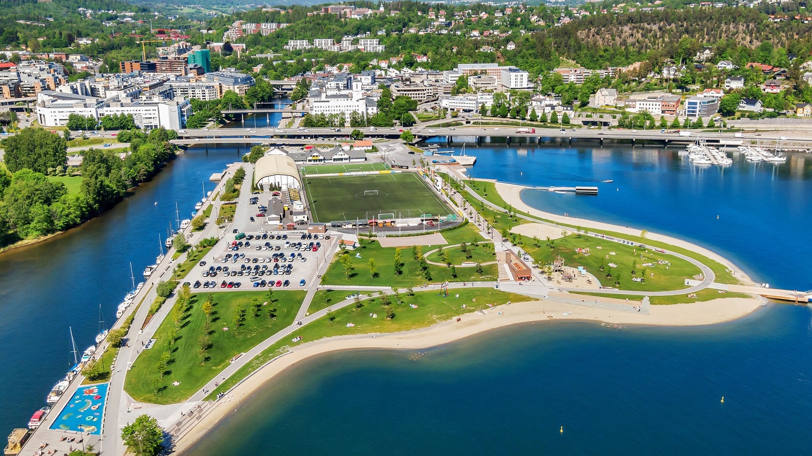 Kulturlivet et variert, med Bærum kulturhus i spissen. I tillegg har byen ODEON kino, et barneteater som regnes som et av Norges fremste i sitt slag, samt et av Norges største og mest besøkte bibliotek. Galleribilde