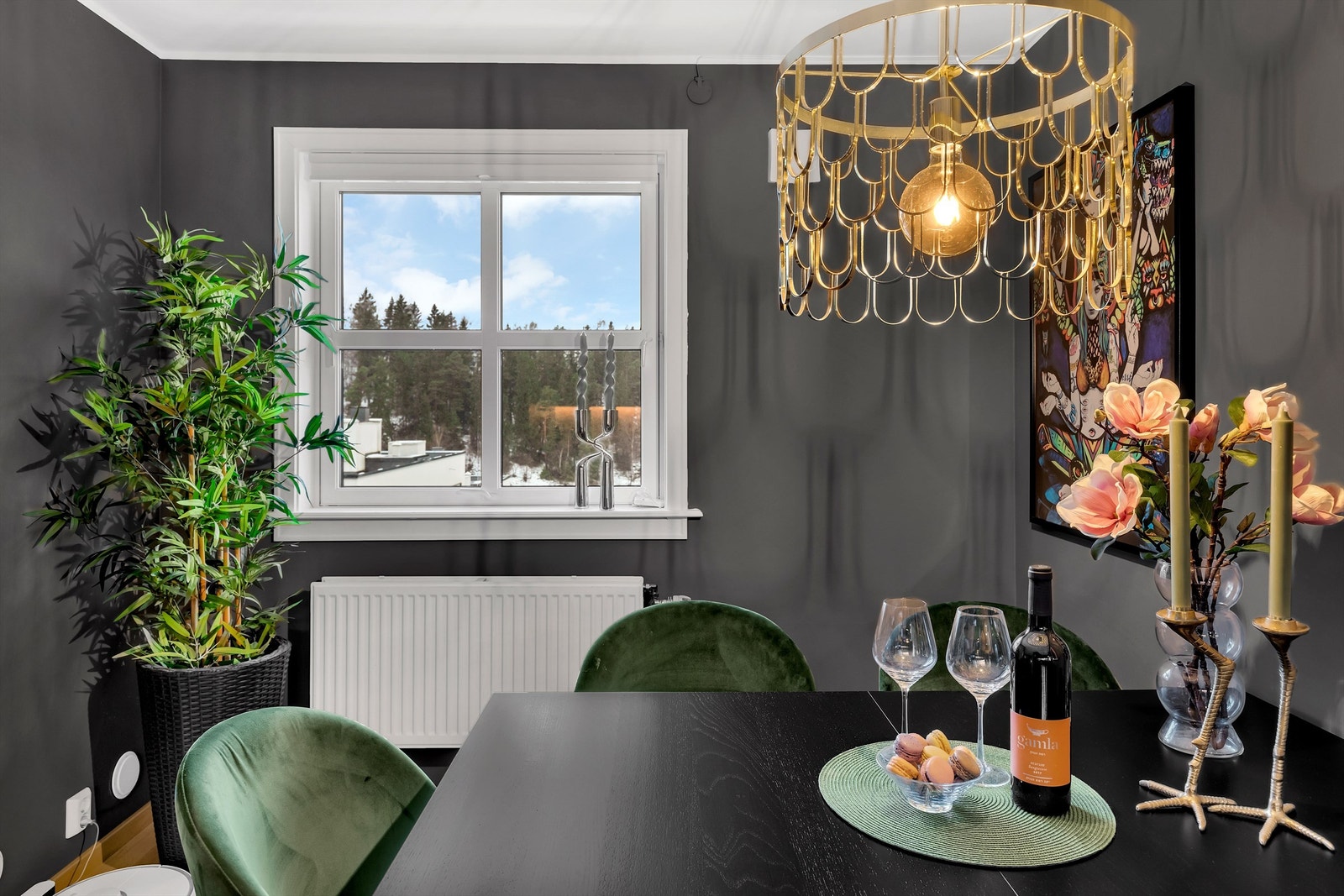 Vinduet gir mye naturlig lys inn til spisebordet og kjøkkenet. Galleribilde