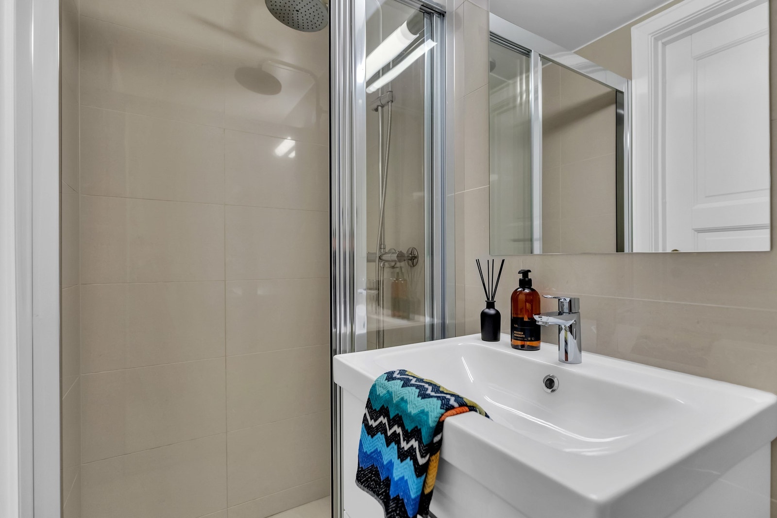 Det er vannbåren varme i gulvet. Det er fliser på vegg og malt slett himling. Galleribilde