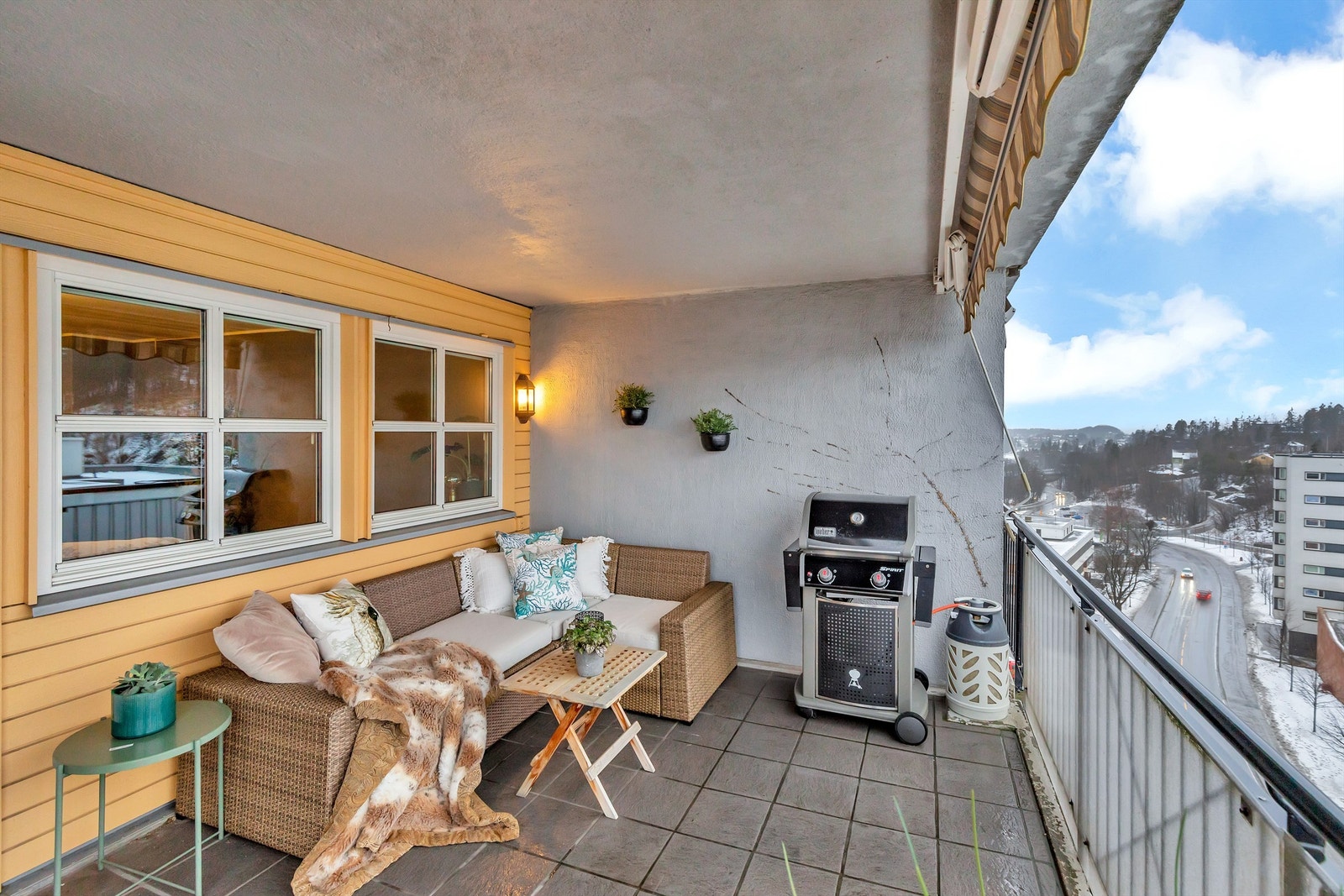 Gulv av betong, belagt med fliser. Rekkverk av stål og plexi e.l. Galleribilde