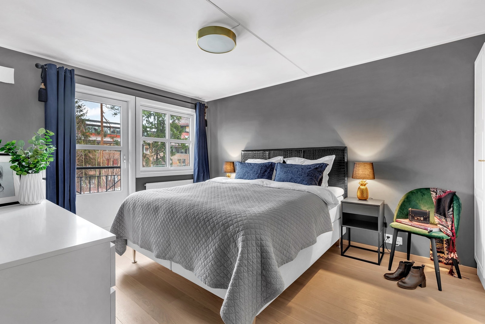 Det er mye naturlig lys inn på soverommet. Galleribilde