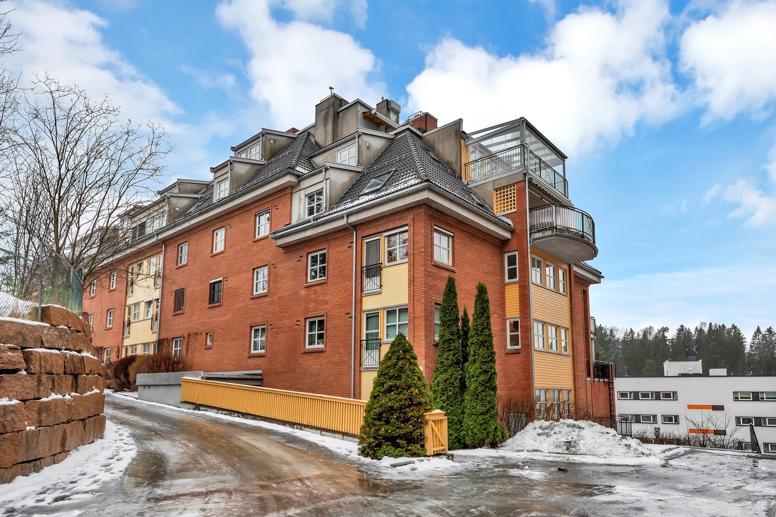 Det medfølger ekstra bod i kjeller, samt garasjeplass i oppvarmet garasje. Galleribilde