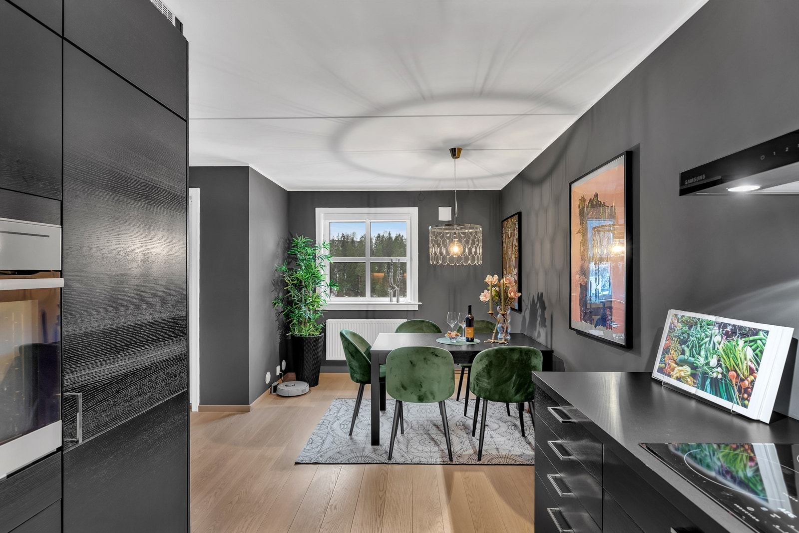 God plass til spisebord ved kjøkkenet. Galleribilde