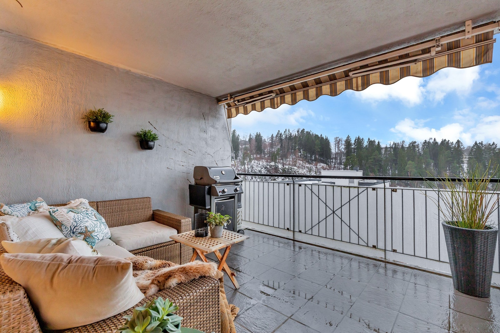 Vestvendt veranda med utgang fra stue på ca 13m2. Galleribilde