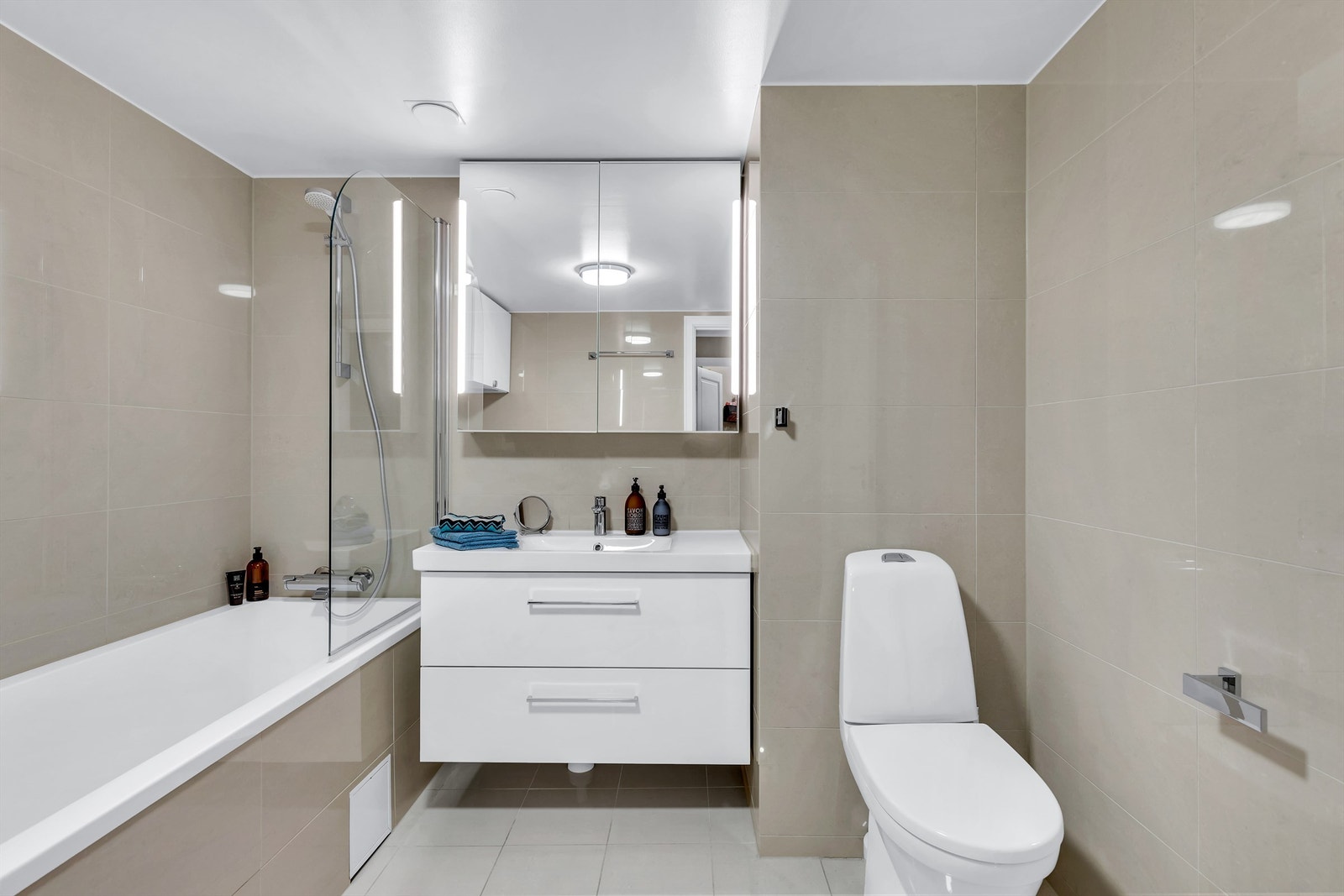 Lekre farger på badet. Galleribilde