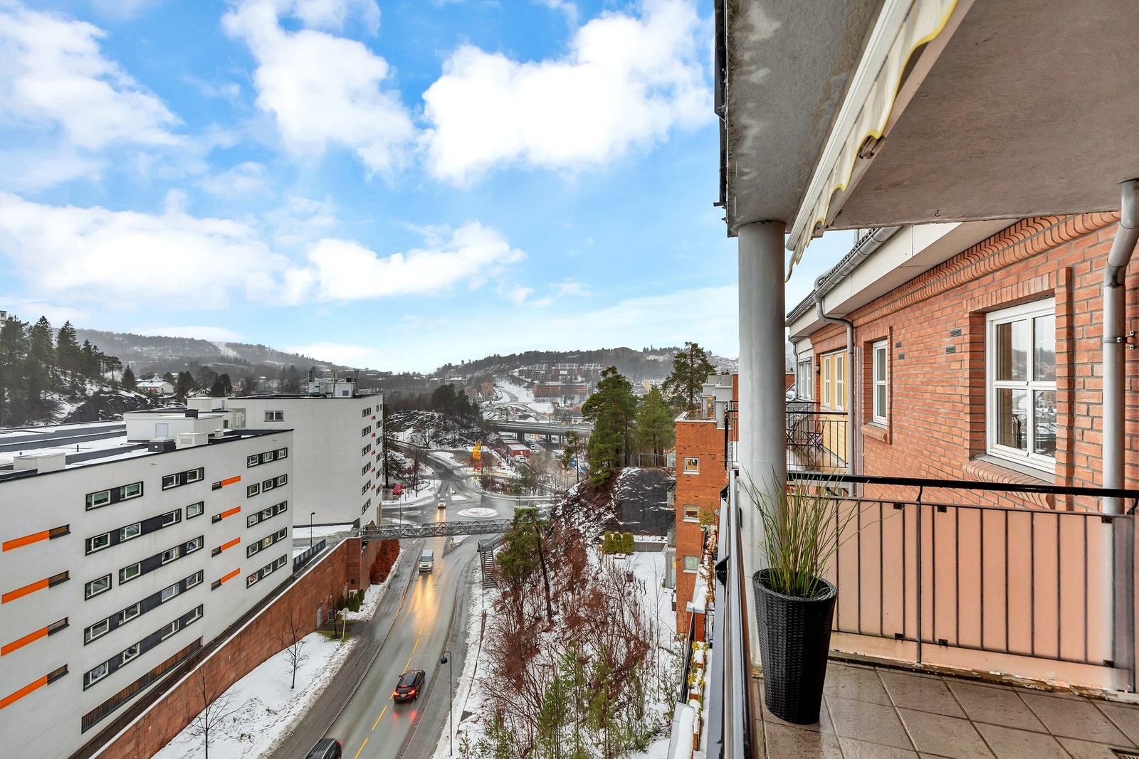 Leiligheten har en flott beliggenhet og har nærhet til alt en skulle trenge i hverdagen. Galleribilde