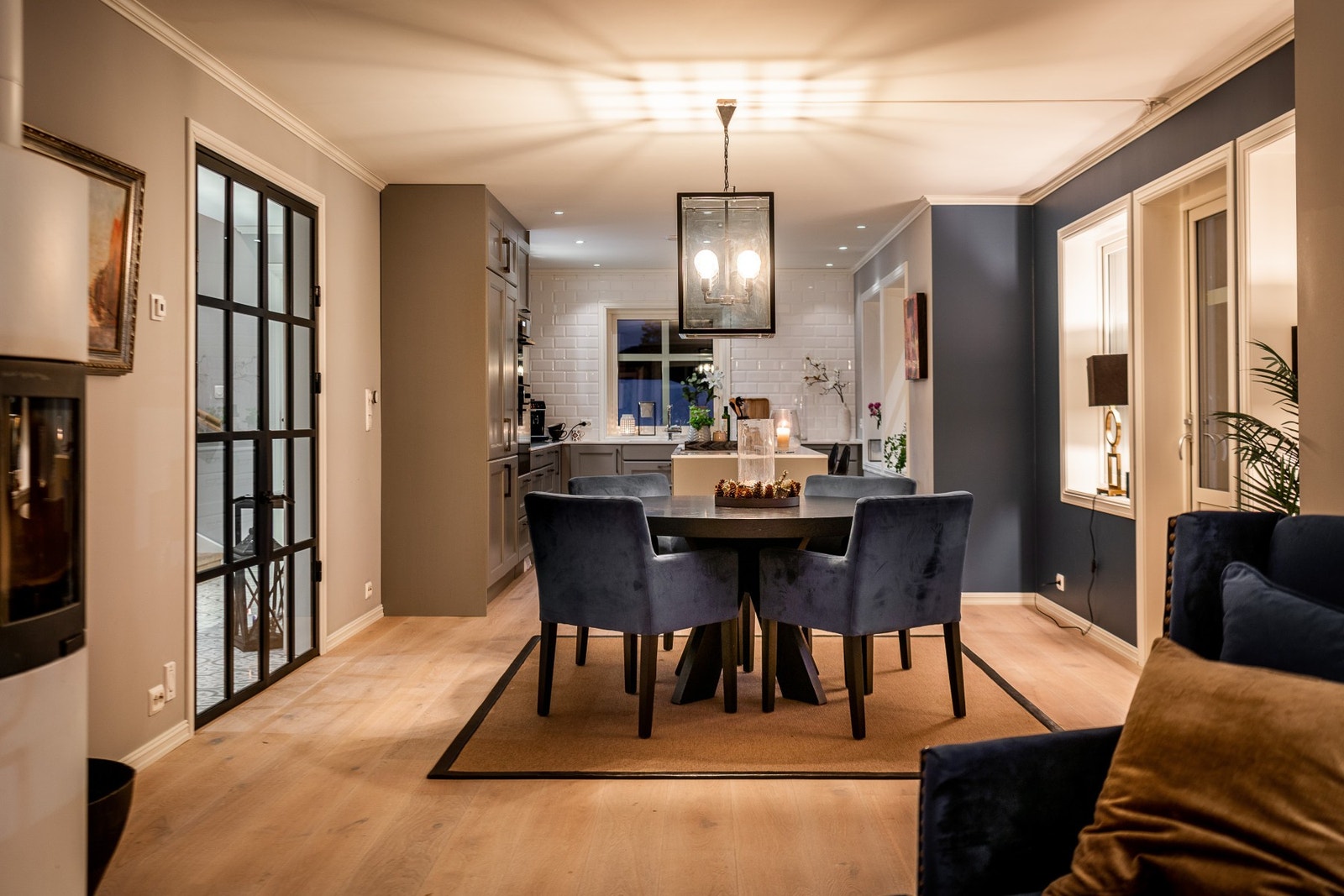 Dekorativ kveldsbelysning og pent fargespill. Galleribilde