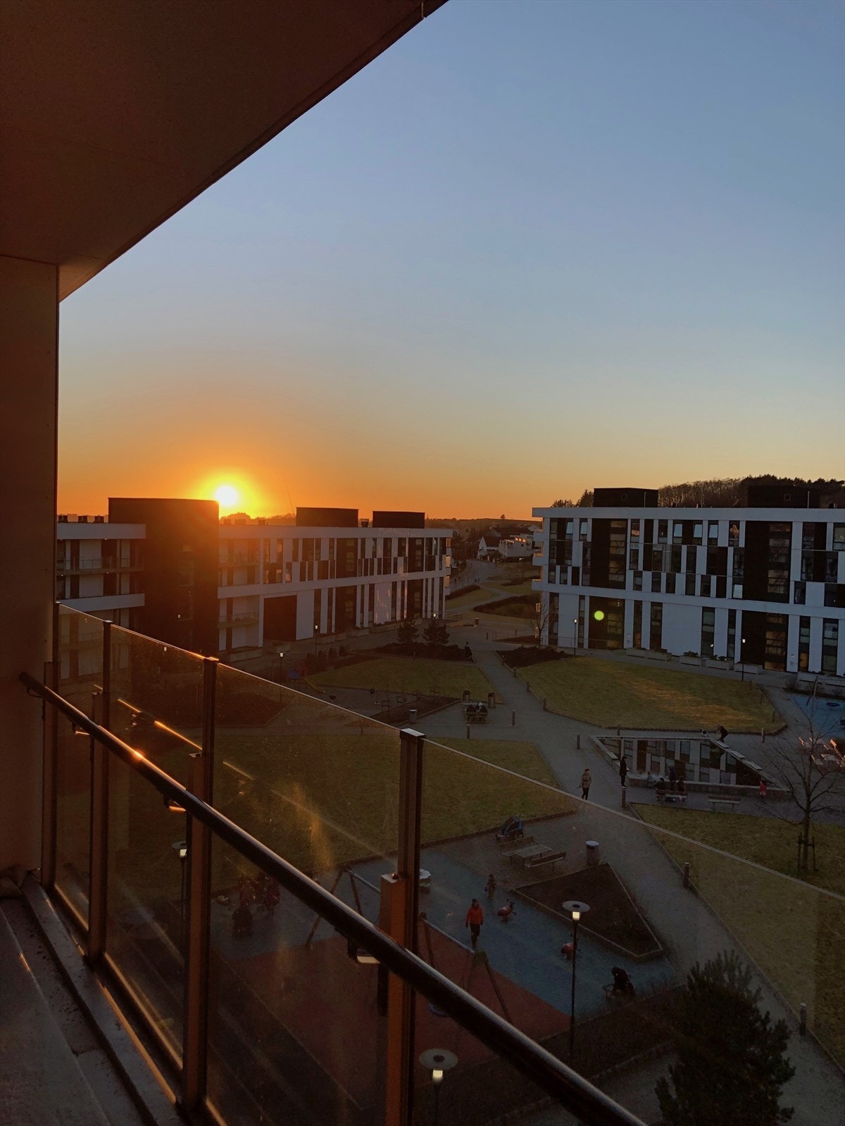 Solnedgang ved inngangsparti Galleribilde