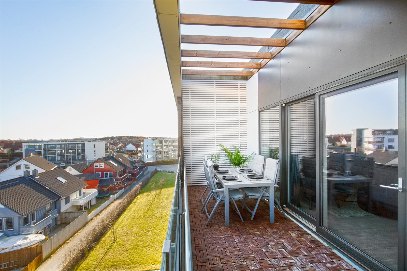 Balkongen har delvis åpent overtak slik at solen slipper til Galleribilde